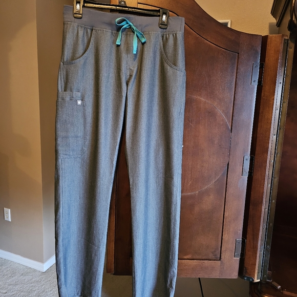 Figs Graphite Scrub Set - Picture 2 of 6